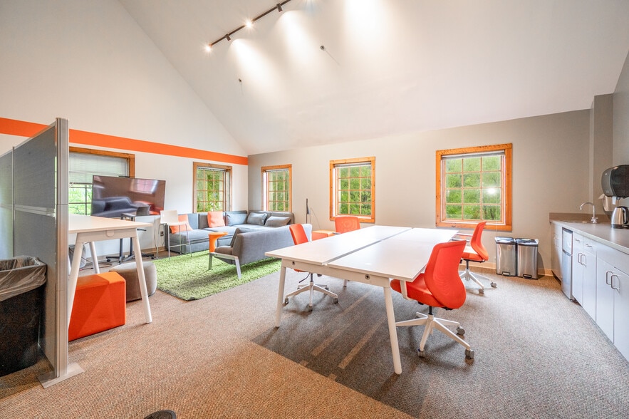 More Photos Of 16-18 Trowbridge Dr, Bethel Light Manufacturing For Sale