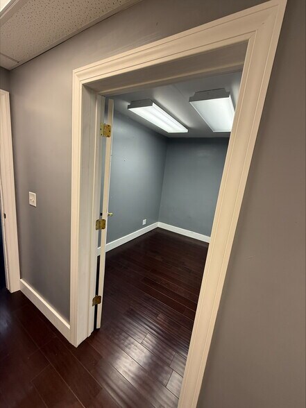 More Photos Of 216 S Main St, Monmouth Office For Lease