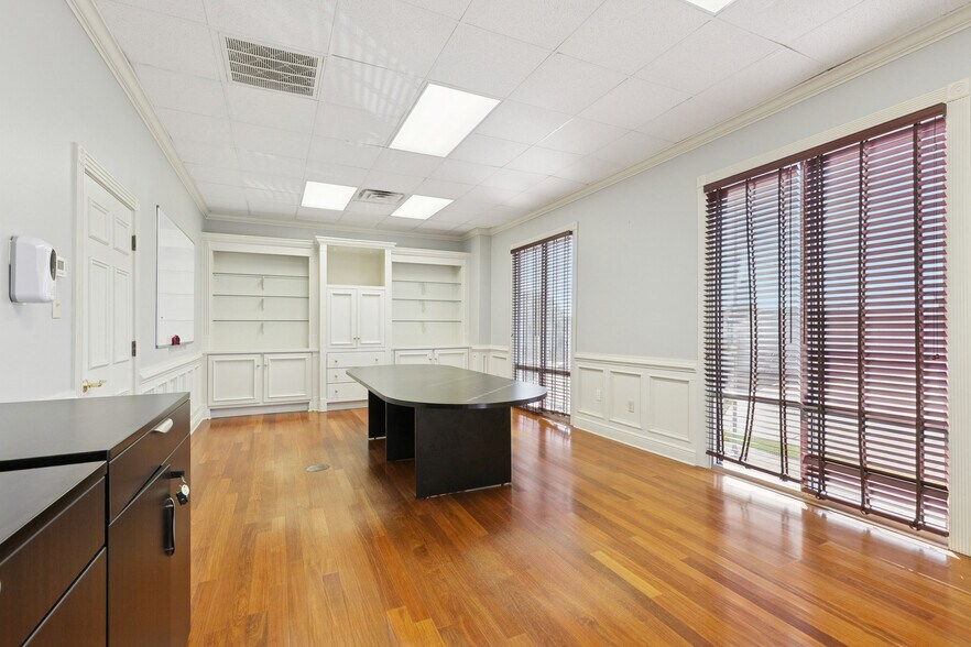 More Photos Of 1841 Enterprise Dr, Harvey Service For Lease