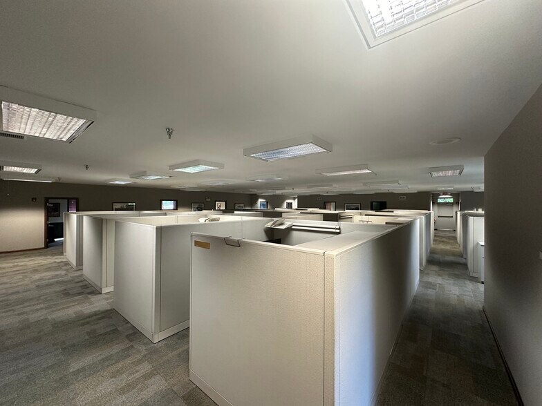 More Photos Of 500 COMMERCE Dr, Coraopolis Office For Sale