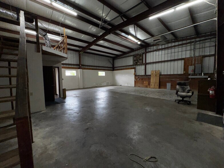 More Photos Of 9123 Thomasville Dr, Houston Warehouse For Lease
