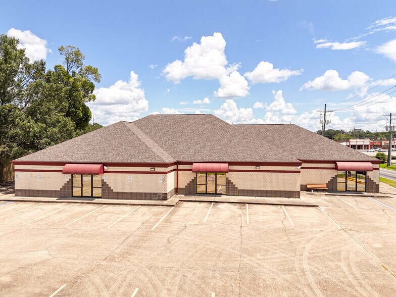 More Photos Of 1702 N Burnside Ave, Gonzales Medical For Lease