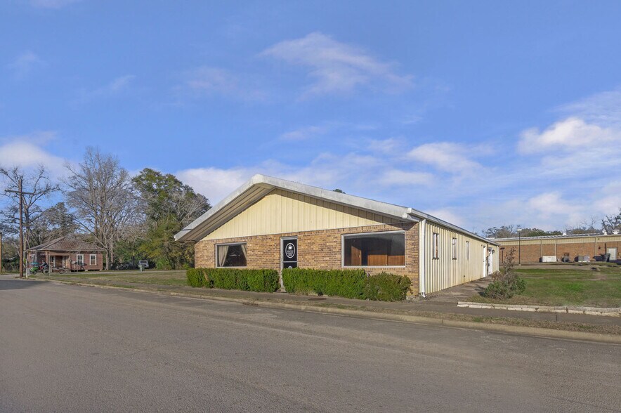 More Photos Of 211 Glover Dr, Newton General Retail For Sale