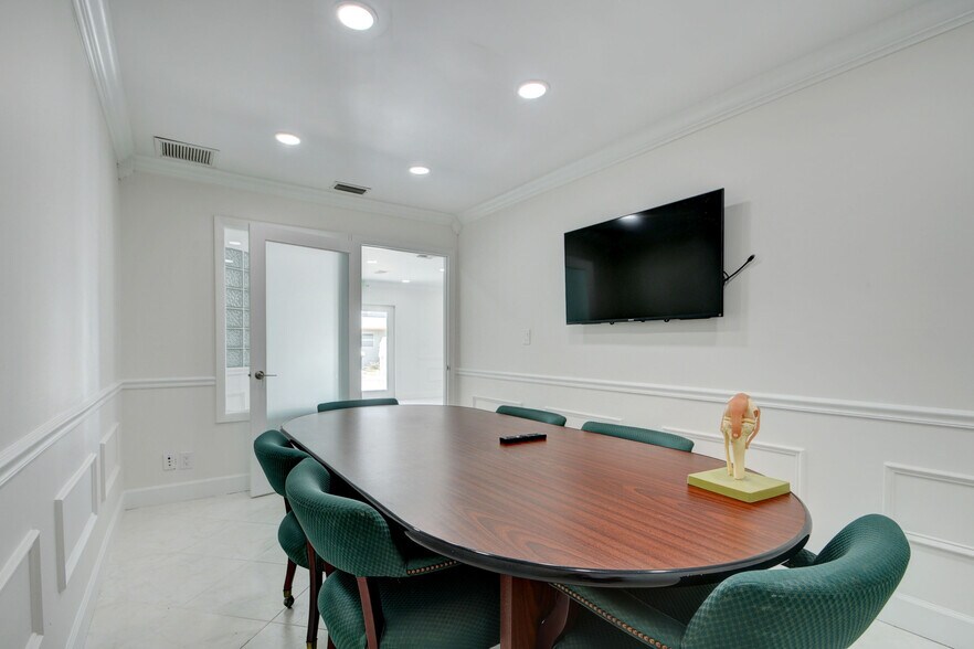 More Photos Of 830 N Federal Hwy, Lake Worth Office For Lease