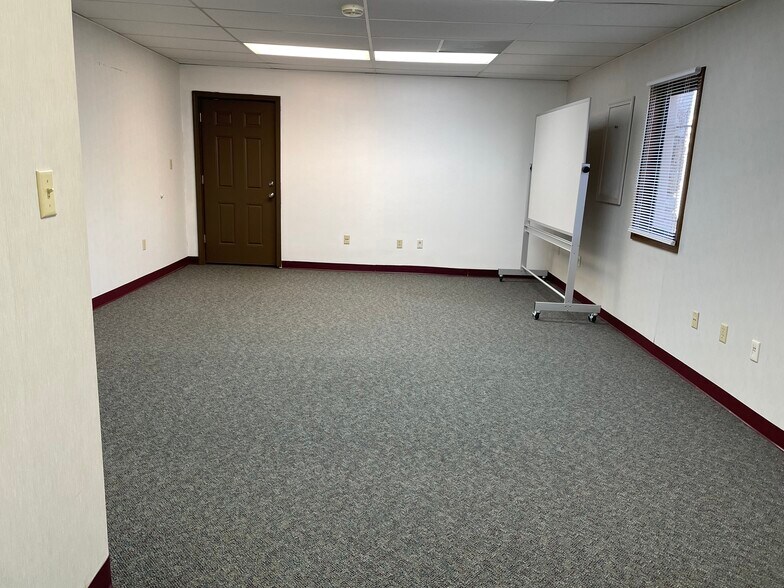 More Photos Of 19605 E 40 Hwy, Independence Warehouse For Sale