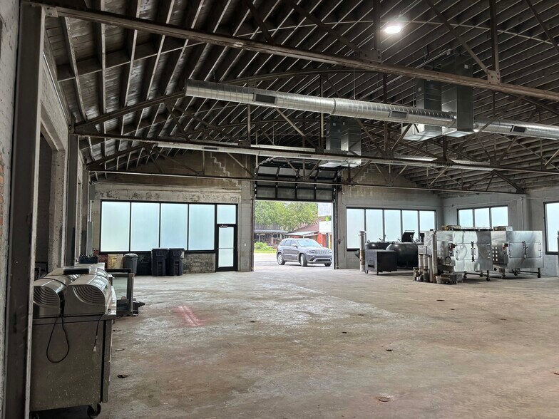 More Photos Of 9101 N Western Ave, Oklahoma City Showroom For Lease