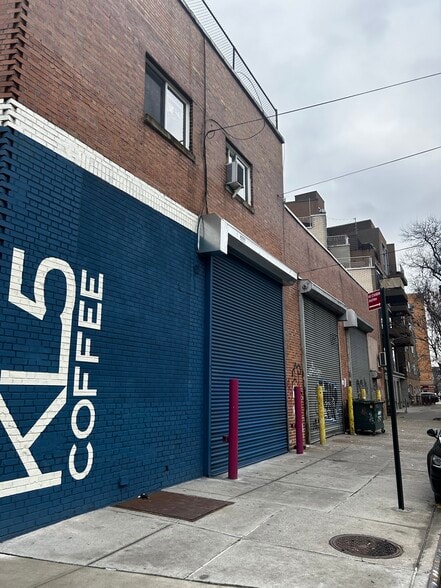 More Photos Of 165 Woodpoint Rd, Brooklyn Warehouse For Sale