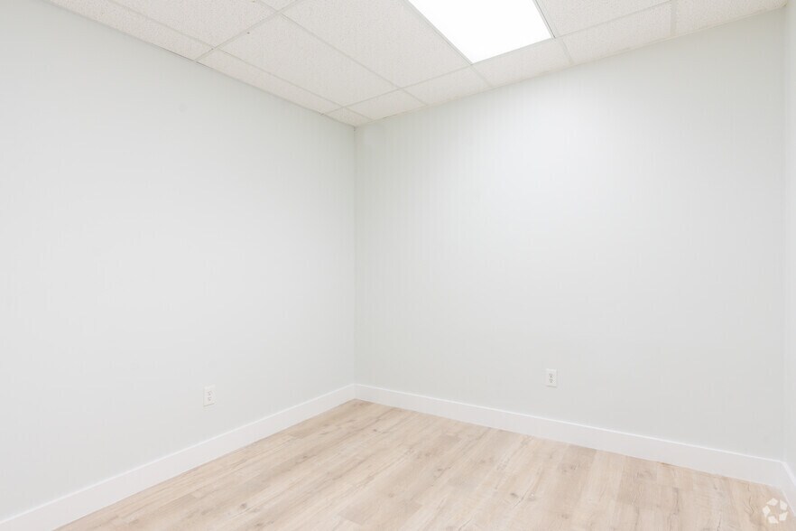 More Photos Of 1000 Park Centre Blvd, Miami Showroom For Lease
