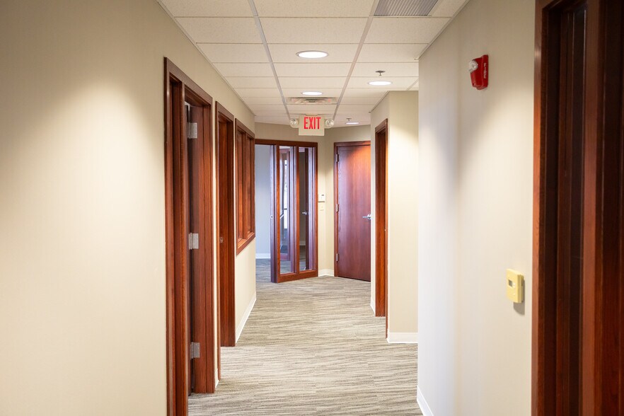 More Photos Of 19105 W Capitol Dr, Brookfield Medical For Lease