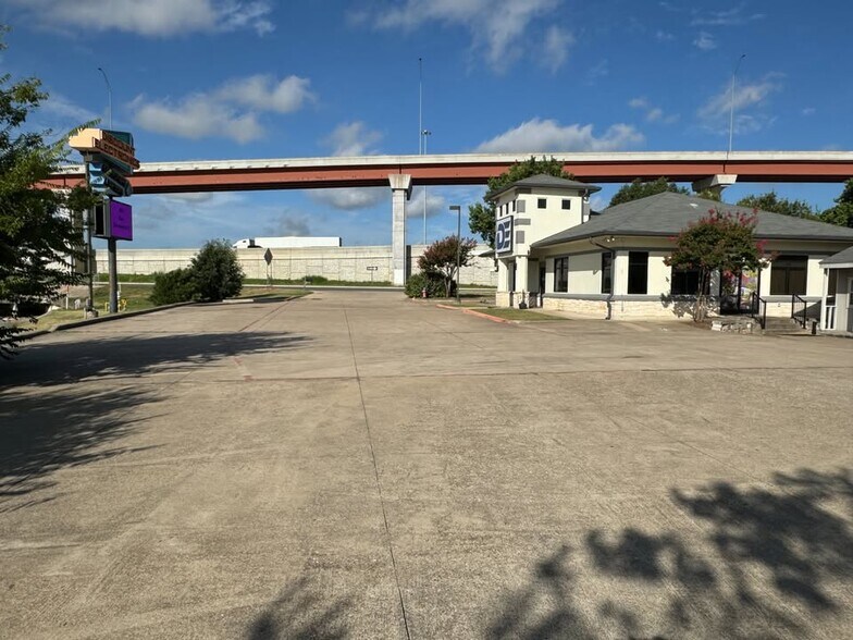 More Photos Of 1001 S Interstate 35, Round Rock General Retail For Lease