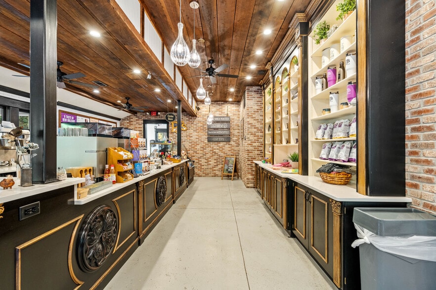 More Photos Of 8026 E Main St, Ridgeland General Retail For Sale