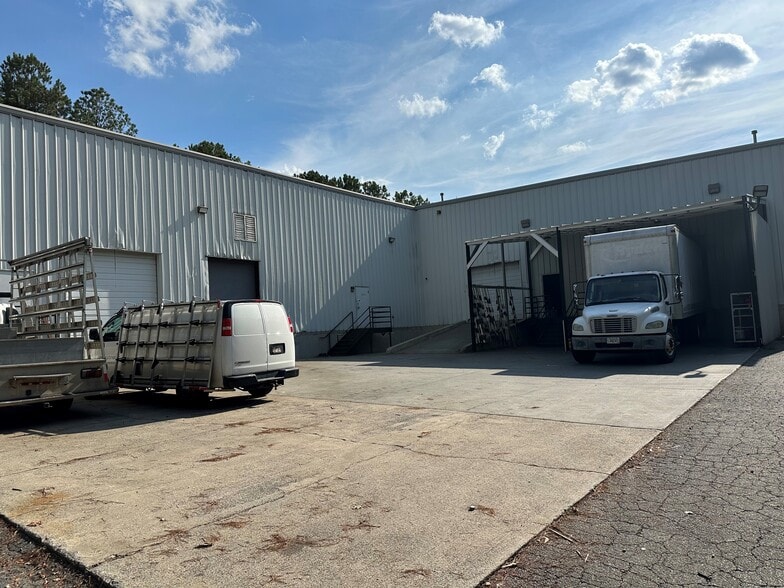 More Photos Of 3675 Kennesaw N Ind Pky, Kennesaw Showroom For Sale