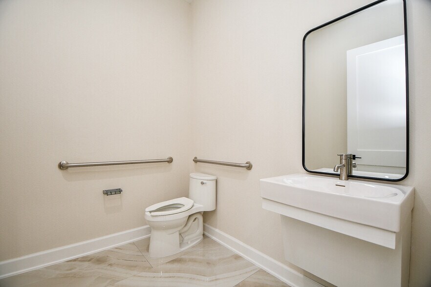 More Photos Of 1325 Main St, Katy Office For Sale