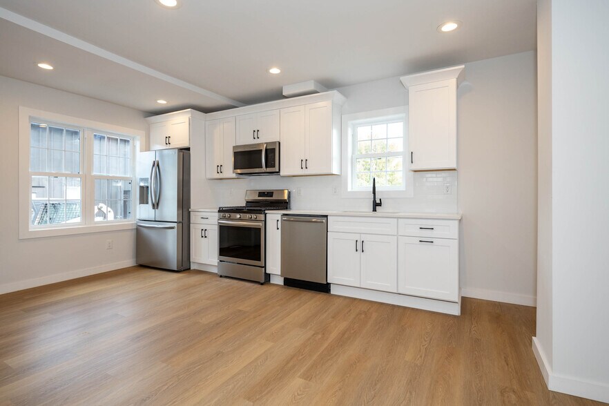 More Photos Of 12 Jansen Ave, Woodbridge Warehouse For Sale