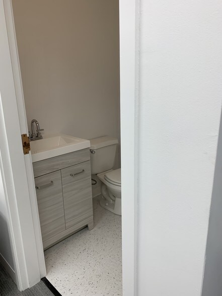 More Photos Of 422 Worcester St, Wellesley Medical For Lease