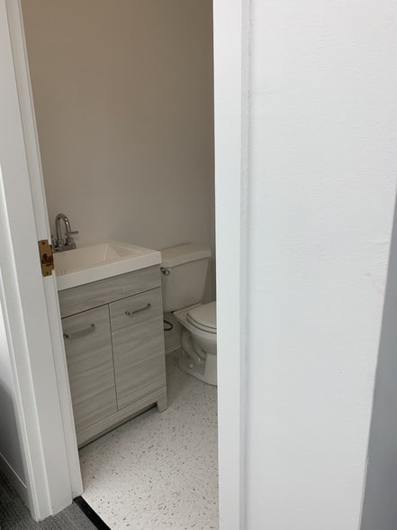 More Photos Of 422 Worcester St, Wellesley Medical For Lease