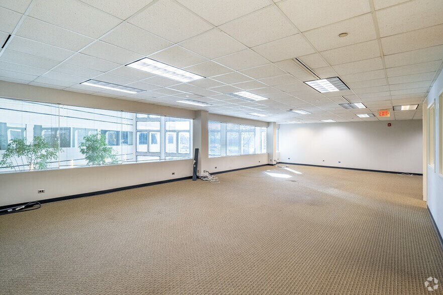 More Photos Of 387 Shuman Blvd, Naperville Medical For Lease