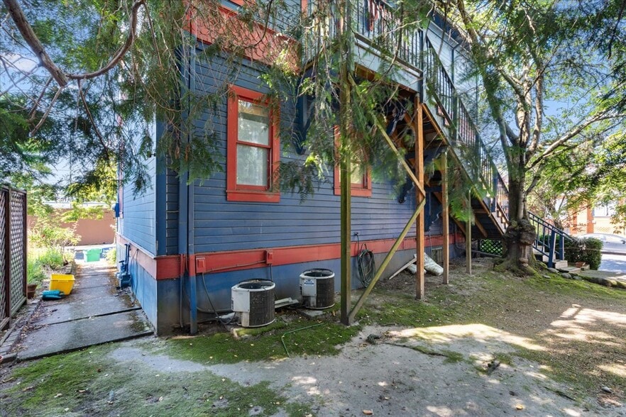 More Photos Of 2606 SE Pine St, Portland Apartments For Sale