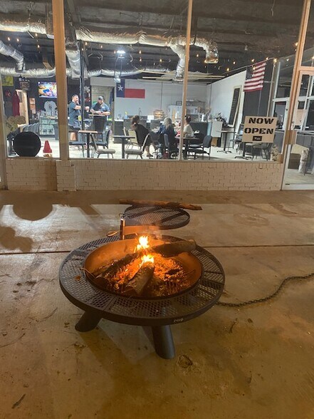 More Photos Of 600 N Main St, Lone Star Restaurant For Sale