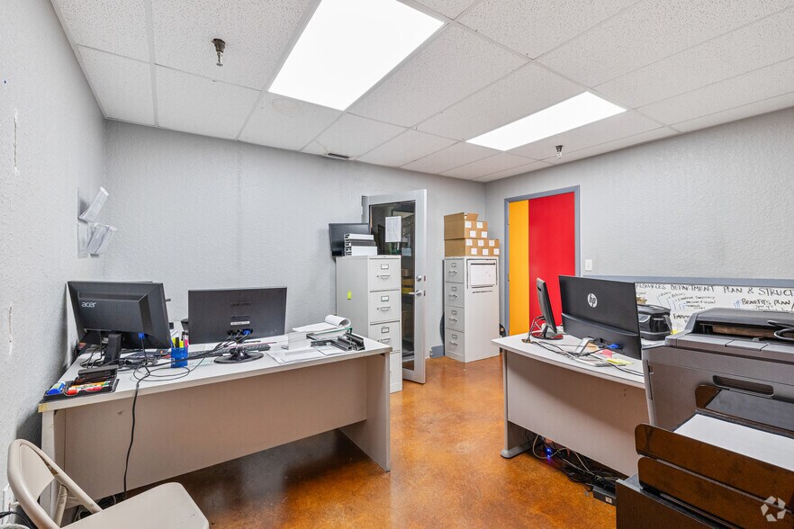 More Photos Of 3320-3350 W 17th Ct, Hialeah Manufacturing For Lease