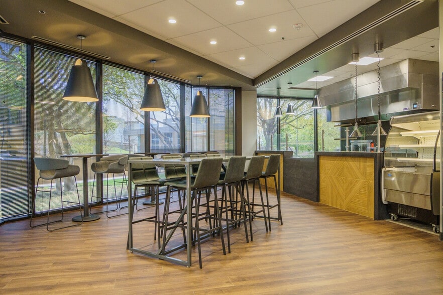 More Photos Of 4851 Lyndon B Johnson Fwy, Dallas Office For Lease