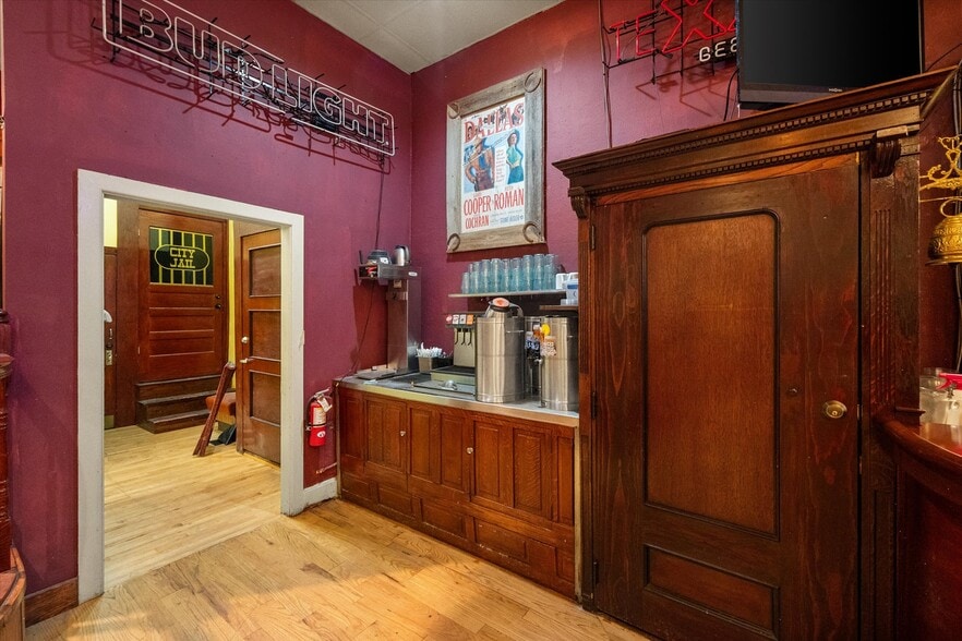 More Photos Of 107 S Beaton St, Corsicana Storefront For Sale