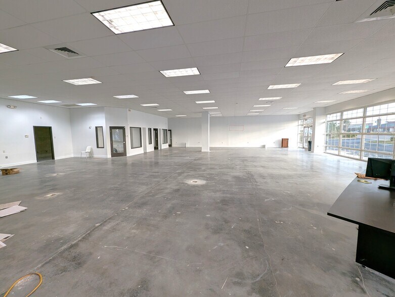 More Photos Of 901 N Missouri Ave, Largo Freestanding For Lease