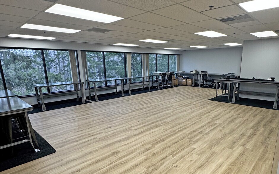 More Photos Of 27600 Northwestern Hwy, Southfield Office For Lease