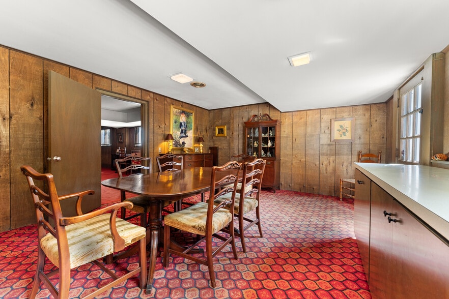 More Photos Of 550 Warner rd, Vienna Specialty For Sale