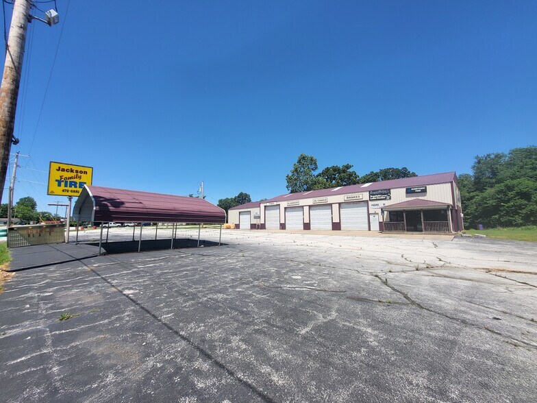 More Photos Of 569 W Valley St, Granby Auto Repair For Lease