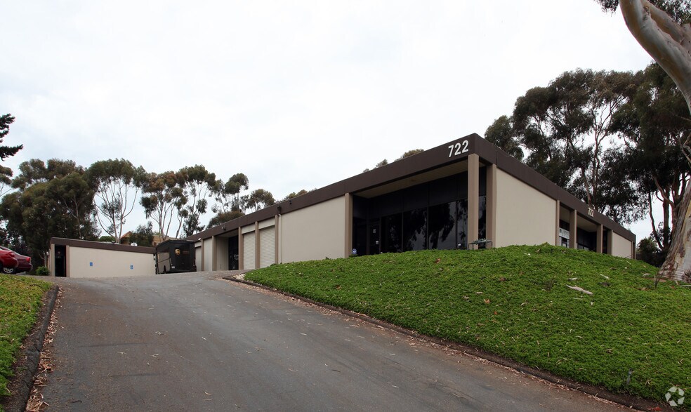 More Photos Of 722 Genevieve St, Solana Beach Light Manufacturing For Lease