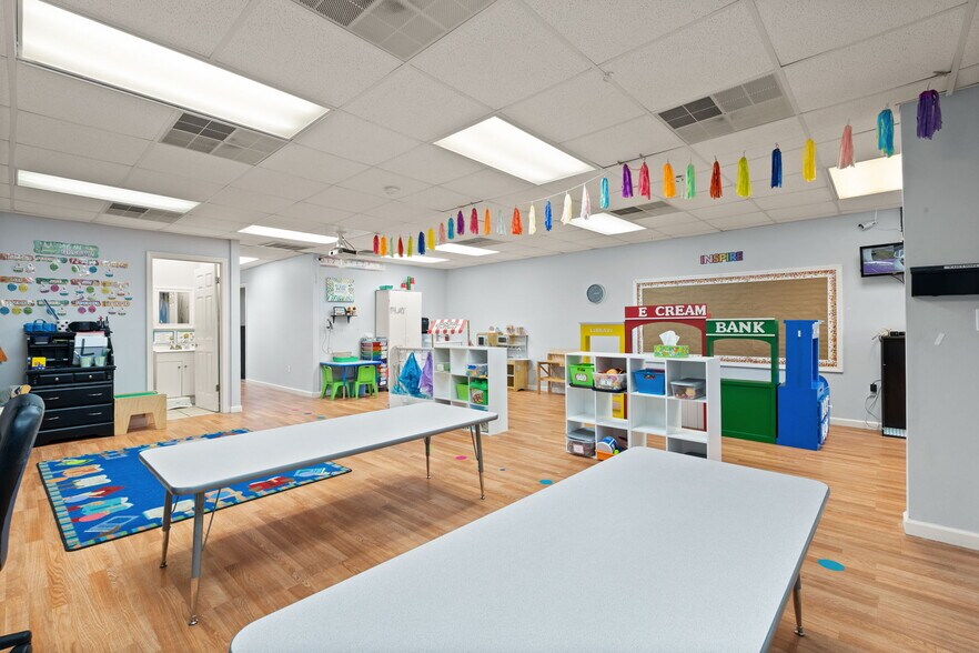 More Photos Of 1990 NW In-337, Corydon Medical For Sale