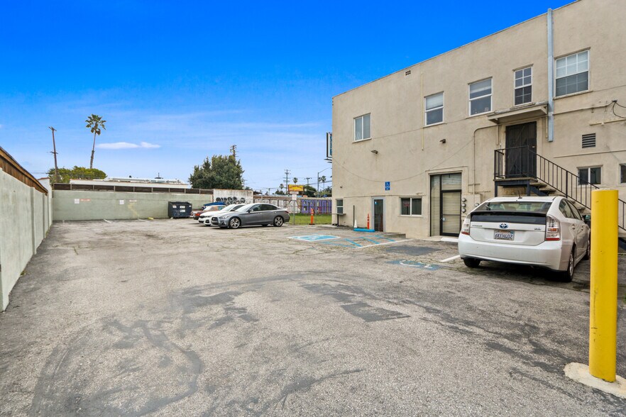 More Photos Of 1700-1704 Lincoln Blvd, Venice Unknown For Lease