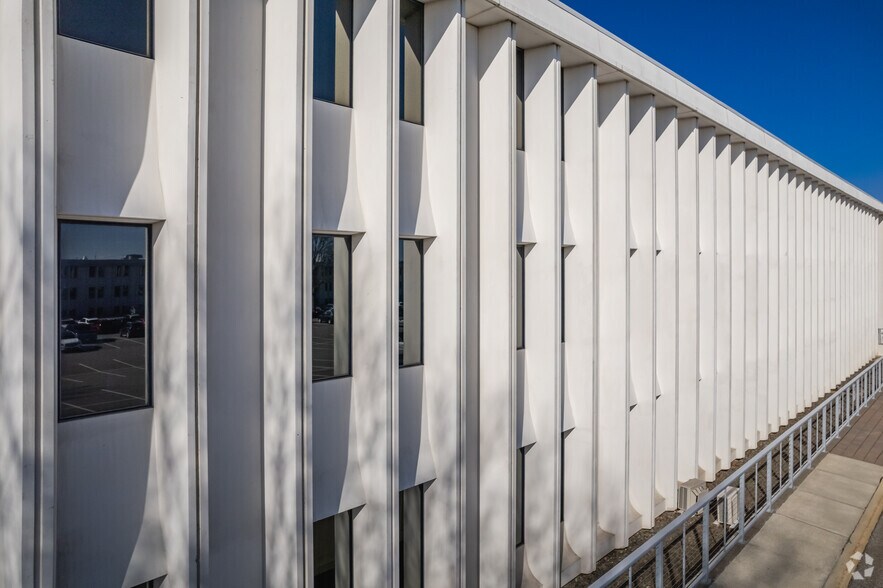 More Photos Of 5 Dakota Dr, Lake Success Medical For Lease