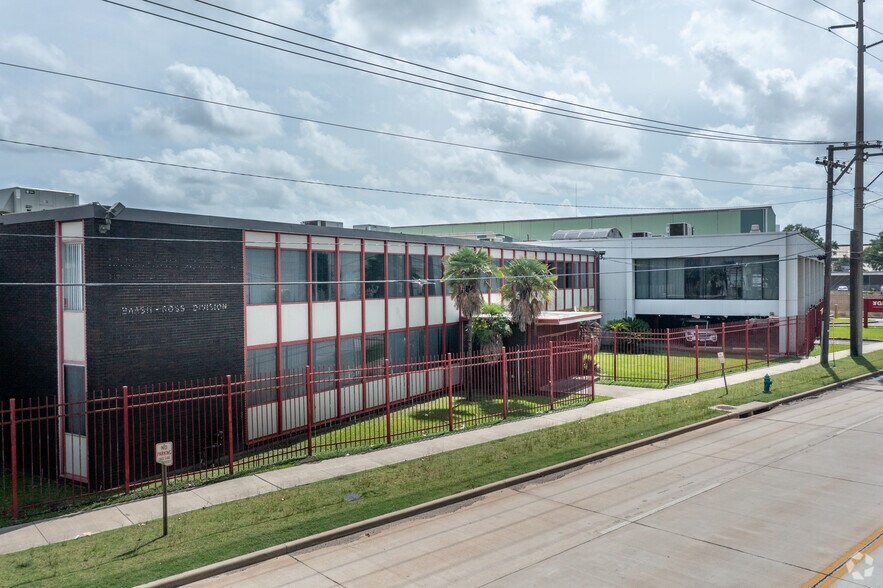 More Photos Of 5306 Clinton Dr, Houston Manufacturing For Lease