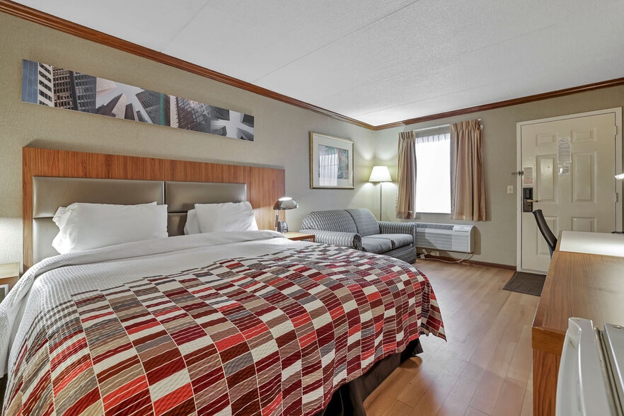 More Photos Of 111 W McCauley Dr, Uhrichsville Hotel For Sale