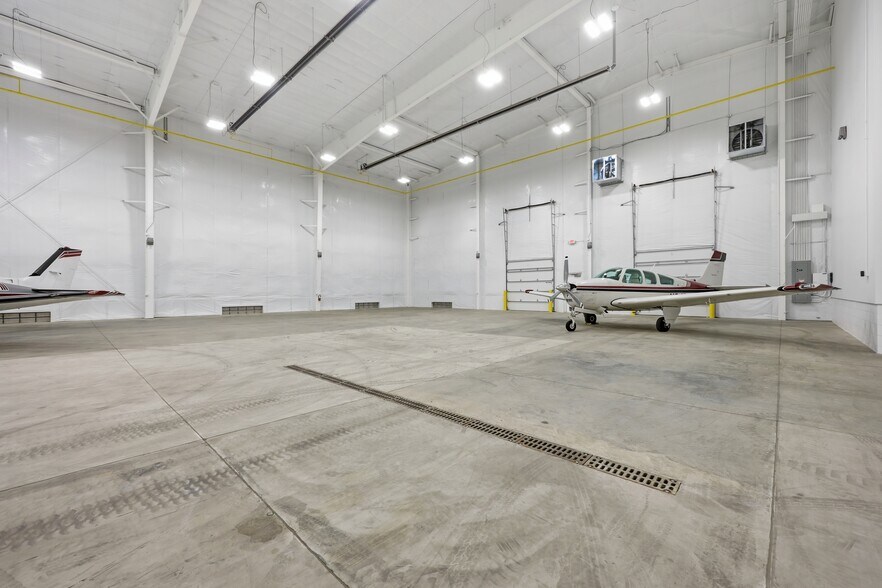 More Photos Of 451 Airport Rd, Greenville Airplane Hangar For Lease