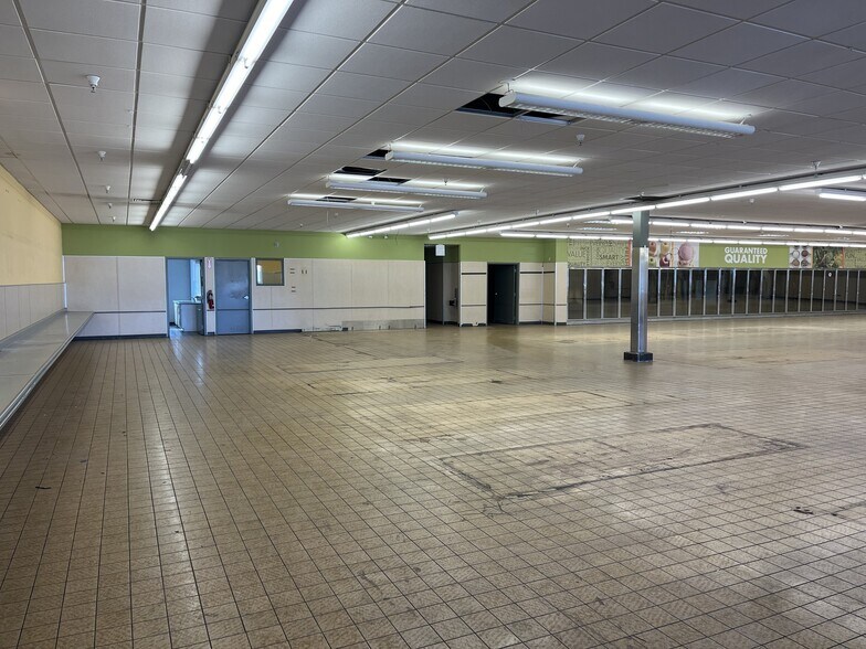 More Photos Of 913 E Irving Park Rd, Streamwood General Retail For Lease