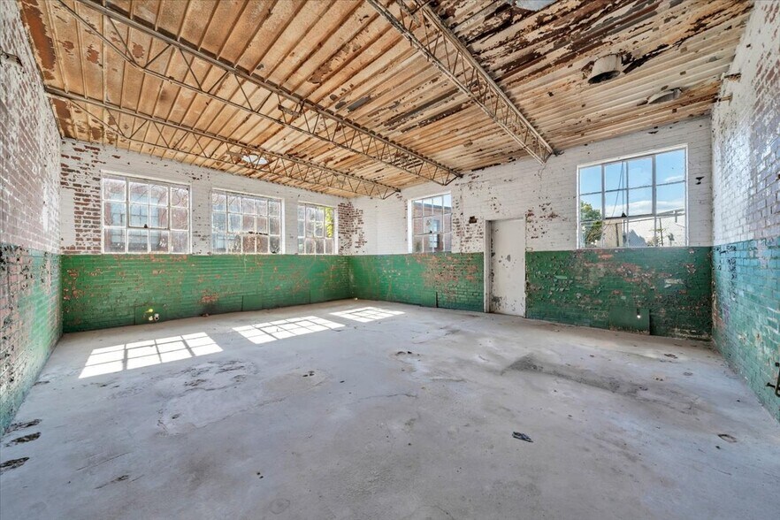 More Photos Of 231 S Colorado St, Salem Freestanding For Sale