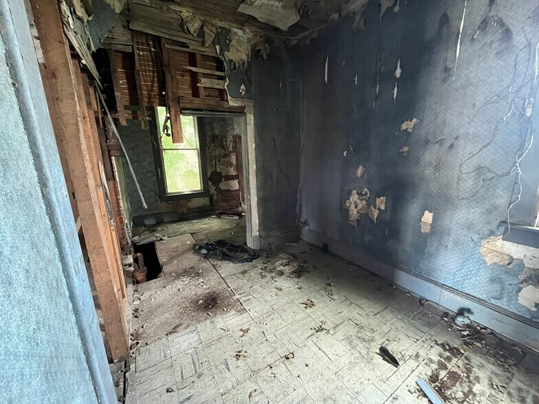 More Photos Of 17 Corling St, Petersburg Flex For Sale