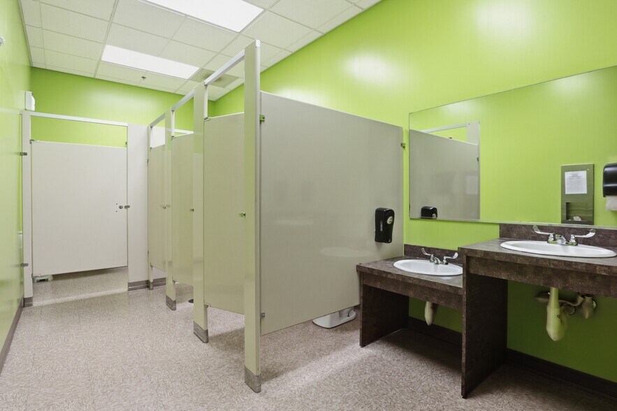 More Photos Of 23520 Overland Dr, Sterling Unknown For Lease