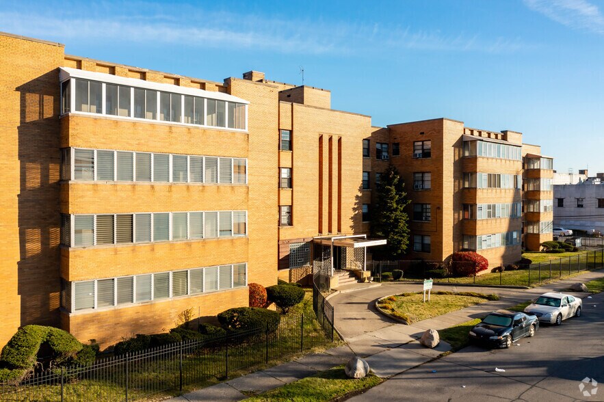 More Photos Of 660 Whitmore Rd, Detroit Apartments For Sale