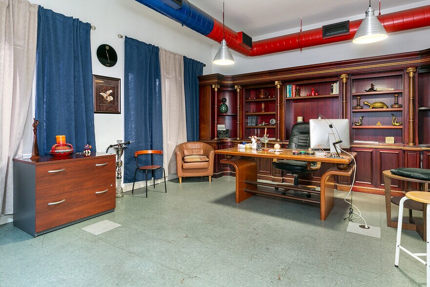 More Photos Of 1550 Victory Blvd, Glendale Office For Sale