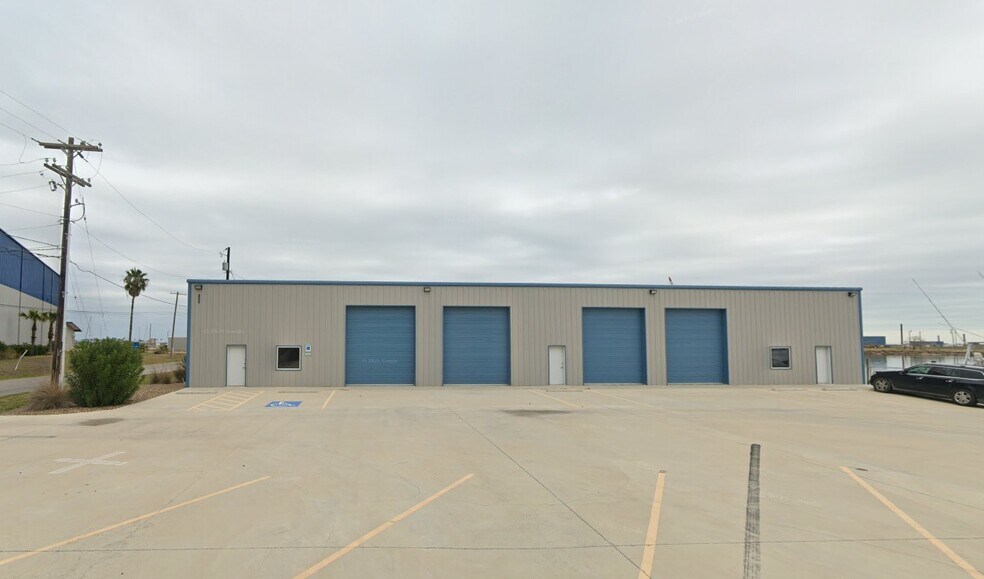 More Photos Of 112-120 Cove Harbor North, Rockport Warehouse For Lease