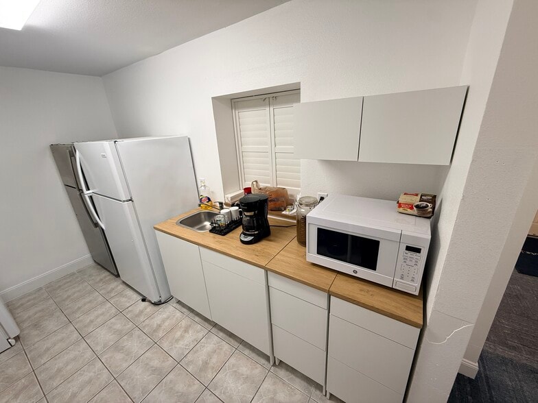 More Photos Of 310 Doris Dr, Lakeland Office For Sale