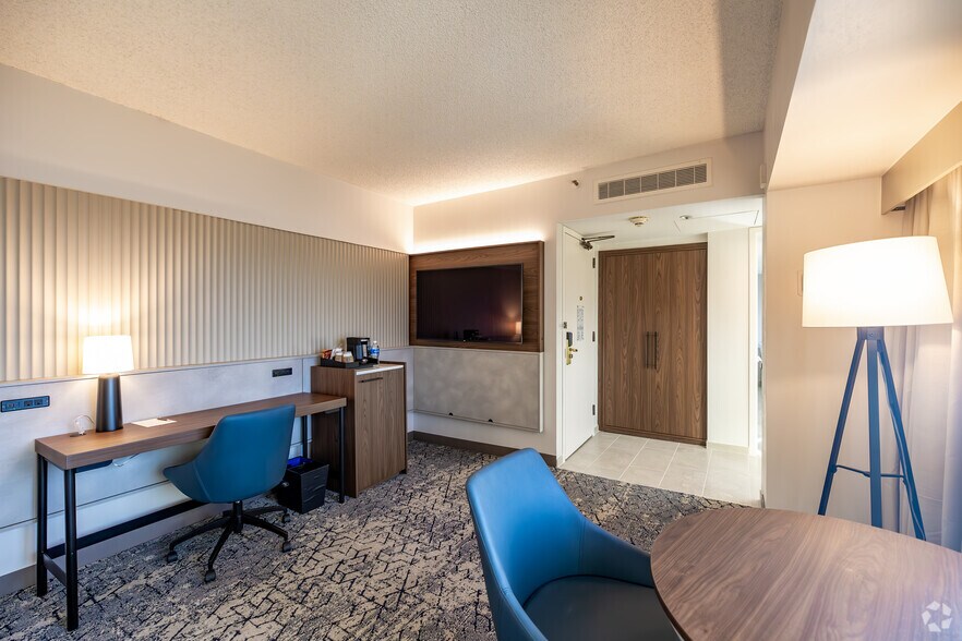 More Photos Of 75 E State St, Columbus Hotel For Sale