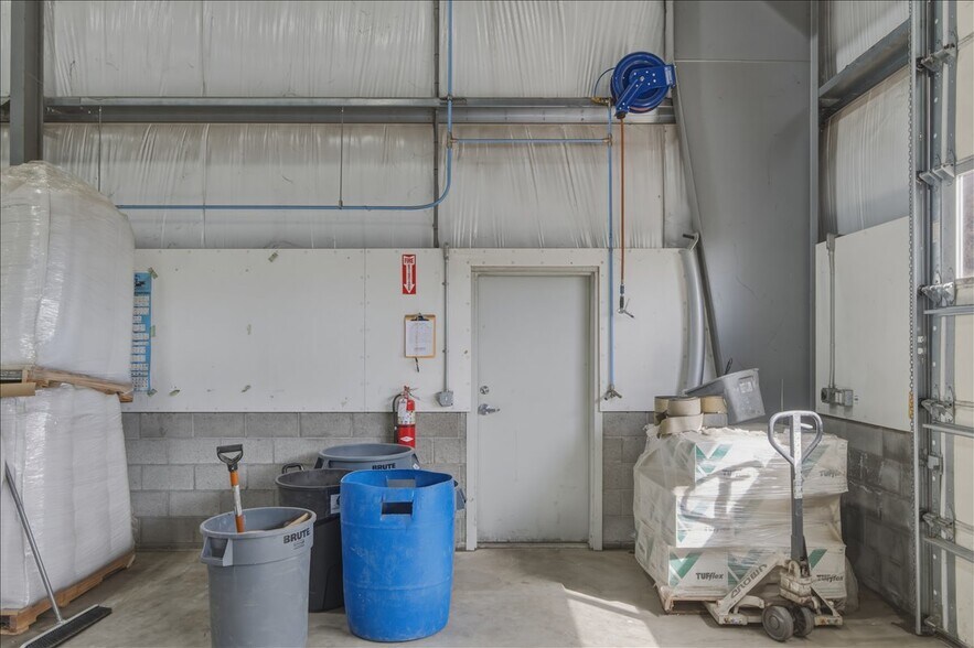 More Photos Of 6011 Grinde Ln NE, Silverton Flex For Lease