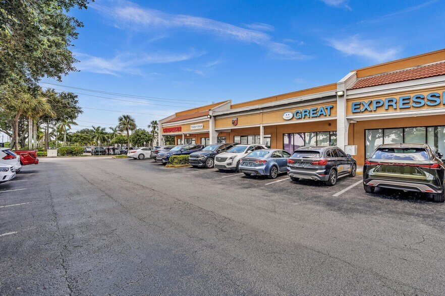 More Photos Of 8030-8384 N Pines Blvd, Pembroke Pines General Retail For Lease