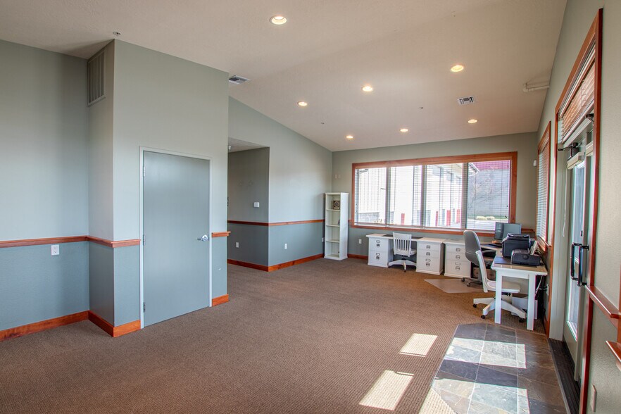 More Photos Of 692 N Aylor Ct, Sisters Warehouse For Lease