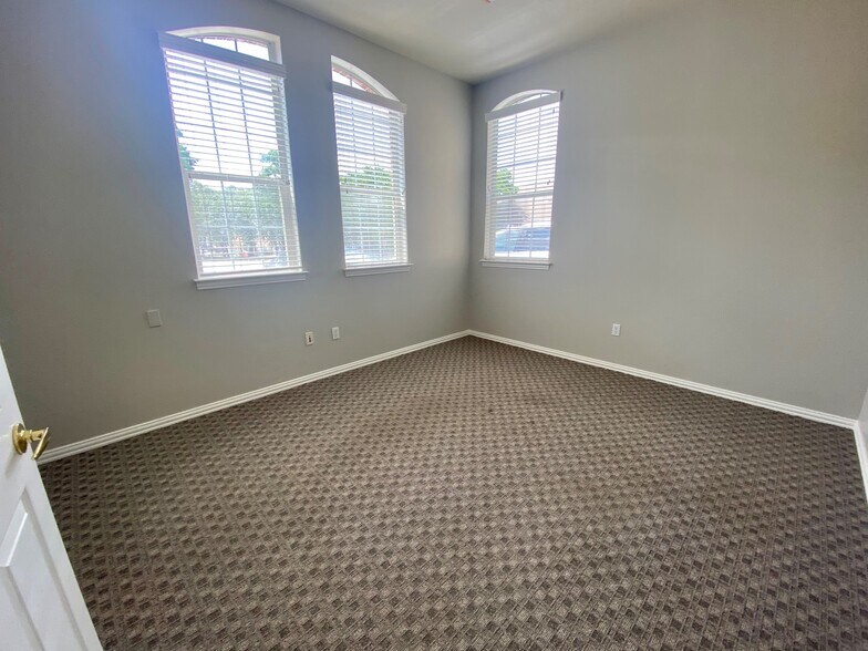 More Photos Of 325 Miron Dr, Southlake Medical For Lease